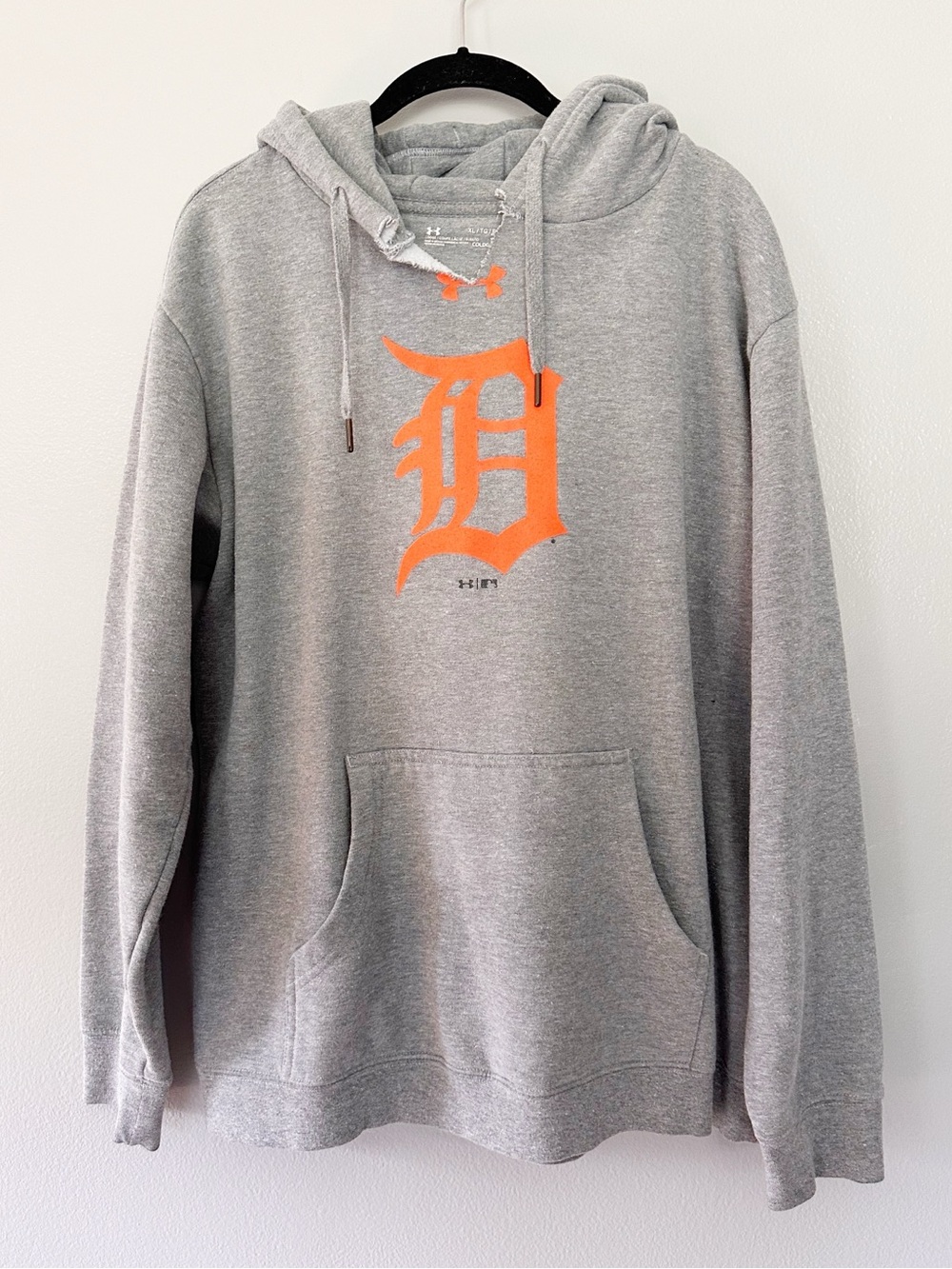 Under Armour Gray Pullover Hoodie with Detroit Tigers Old English D Logo size XL